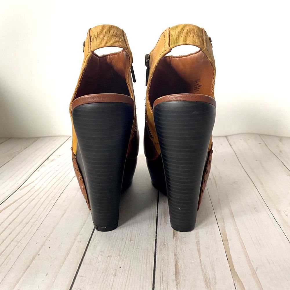 Lucky Brand Two-Tone Brown and Mustard Wedge Sandals - Picture 5 of 9